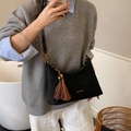 Borsa baguette nera a trapezio con nappe marroni boho e dettagli in perline - Nero con ciondolo