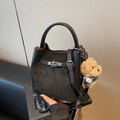 Bolso cubo negro de ante mate y cuero con un lindo colgante de perrito suave - Negro con colgante