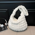Bolso tote de nube acolchado blanco con correas acolchadas y textura suave en estilo minimalista - Blanco