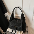 Detalle de bolso tote de PU negro con costuras blancas en contraste y hebilla dorada - Negro