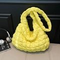 Bolso tote acolchado amarillo con textura de nube y correa de hombro de nailon suave - Amarillo