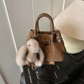 Braune Vintage-Beuteltasche mit Glanzeffekt und niedlichem Plüsch-Hasenanhänger - Kaffee mit Anhänger