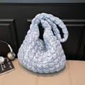 Bolso de hombro acolchado tipo nube en azul claro con textura de burbujas y asa ancha - Azul