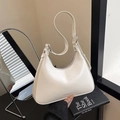 Bolso baguette de cuero sintético blanco crema con forma de media luna y hebilla plateada - Blanco