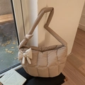 Stijlvolle beige gewatteerde hobo-tas met een decoratieve strik en brede geknoopte riem - Khaki