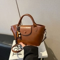 Bolso cubo marrón de cuero sintético con colgante de cuentas y correa ajustable - Marrón Rojo