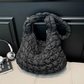 Schicke schwarze gesteppte Puffer-Tragetasche mit weicher Textur und geräumigem Inneren - Schwarz