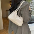 Bolso hobo blanco crema en cuero PU brillante, diseño minimalista llevado al hombro - Caqui