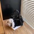 Retro schwarze Beuteltasche in mattem Wildleder-Finish mit Plüsch-Hasen-Charm-Anhänger - Schwarz mit Anhänger