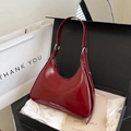 Bolso de hombro baguette rojo vino brillante con detalles plateados en caja de regalo - Rojo