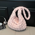 Bolso de hombro acolchado rosa claro con textura de nube y cremallera de metal plateada - Talla única / Rosa