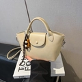 Bolso saco color crema con colgante de cuentas de madera y correa desmontable - Blanco