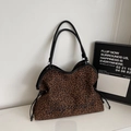 Detailaufnahme der Leoparden-Einkaufstasche mit schwarzen Stickereien und Kordelzug-Details - Braun