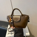 Bolso cubo de cuero marrón oscuro con acabado brillante y accesorio de cuentas - Marrón