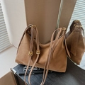 Vintage καφέ τσάντα hobo με διπλούς ρυθμιζόμενους ιμάντες και χρυσά μεταλλικά στοιχεία - Καφέ