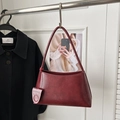 Borsa a spalla minimalista bordeaux in pelle PU opaca con ciondolo rotondo abbinato - Rosso