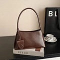 Borsa sottobraccio marrone vintage in pelle lucida con dettaglio nodo e ciondolo tondo - Marrone