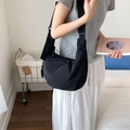 Grand sac bandoulière demi-lune noir pour femme avec large sangle réglable - Noir