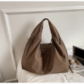 Dettaglio di una borsa tote marrone scuro con cerniere multiple per uso quotidiano - caffè