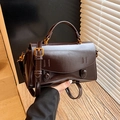 Sac bandoulière en cuir brillant marron foncé avec boucle dorée et poignée - Café Poli (TY-1841)