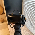 Sac à main noir brillant chic avec détails dorés et poignée supérieure élégante - Noir Poli (TY-1841)