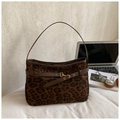 Detalle de bolso de hombro con estampado de leopardo, textura suave y piezas doradas - Estampado de leopardo