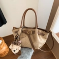 Sac cabas en daim marron avec anses en cuir et breloque ours en peluche style vintage - Style Avec Charme / Khaki Avec Pendentif