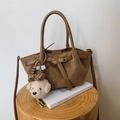 Sac à main en daim marron avec sangle en cuir et charm chiot mignon pour l'hiver - Style Avec Charme / Marron avec pendentif