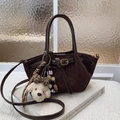 Sac à main marron foncé en daim avec charm peluche et bandoulière réglable - Style Avec Charme / Café avec Pendentif