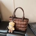 Bolso cubo de cuadros marrones con estampado de oso y amuleto de peluche - Marrón con colgante