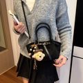 Sac fourre-tout noir en faux daim avec lanières en cuir et décoration ours en peluche - Style Avec Charme / Noir avec pendentif