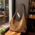 Hobo-Einkaufstasche aus weichem hellbraunem Leder mit breitem Schultergurt im Retro-Stil - Braun