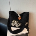 Sac bandoulière en peluche noire avec lettre M léopard et fermeture bouton corne - Noir
