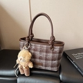Bolso cubo de cuadros marrones con estampado de osos y llavero de oso de peluche - Café con Colgante