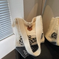 Sac à bandoulière en maille crème avec patch léopard et boucle en corne - Blanc Cassé