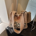Sac fourre-tout en tricot marron avec lettres léopard et boucle en corne d'automne - Khaki