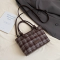 Bolso cubo de cuadros marrón oscuro con lazo blanco, estampado de oso y correa - Café sin Colgante