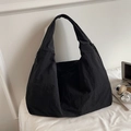 Borsa a tracolla nera di grande capacità con dettagli a coulisse e tessuto stropicciato - Nero