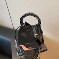 Schicke schwarze Beuteltasche mit mattem Finish, Webgriff und goldener Aufschrift - Schwarz