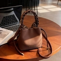 Dunkelbraune Leder-Beuteltasche mit geflochtenem Griff und verstellbarem Gurt - Kaffeebraun