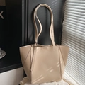 Minimalistische crème shopper van leer met lychee-textuur en zilveren metalen details - Broken Wit