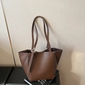 Donkerbruine tote bag van generfd leer met iconische zilveren driehoekige gesp en plooien - Bruin