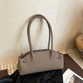 Taupe baguette tas van leer met lychee-patroon, dubbele schouderbanden en gespen - Olifantsgrijs