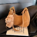 Braune Hobo-Tasche aus Wildleder mit Goldbeschlägen und süßem Plüschhund-Anhänger - Mit Anhänger / Braun