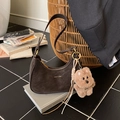 Braune Halbmond-Hobo-Tasche im Retro-Stil mit Teddybär-Anhänger und Quastendetail - Mit Anhänger / Braun