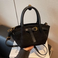 Bolso tipo cubo trapezoidal negro mate minimalista con hebilla dorada retro y asa - Negro