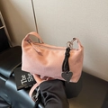 Borsa a cuscino in camoscio rosa con ciondolo a cuore nero e cerniera argentata - Rosa