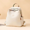 Schicker cremeweißer Oxford-Rucksack mit floralem Griff und Lederpatch von SHICHIAO - Gebrochenes Weiß