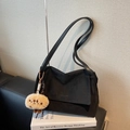 Sac fourre-tout rétro en daim noir avec doubles bretelles et charm pelucheux mignon - Avec Pendentif / Noir