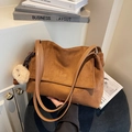 Sac cabas vintage en daim marron avec bandoulières et breloque en forme de peluche blanche - Avec Pendentif / Marron